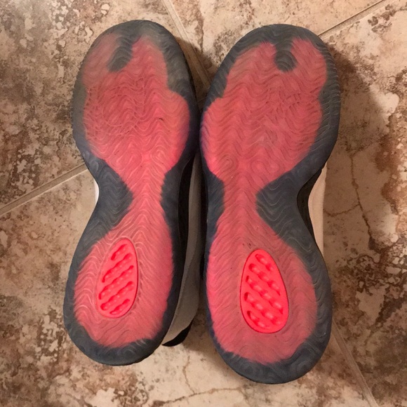 Basketball Shoes - Picture 6 of 7